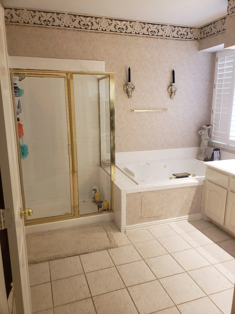 Pintail primary bathroom before remodeling